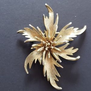 VINTAGE COROCRAFT large Gold tone Brooch